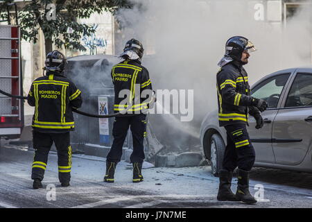 Madrid, Espagne. 25 mai, 2017. Les pompiers éteindre l'incendie d'une poubelle Crédit : F. J. Carneros/Alamy Live News Banque D'Images