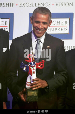 Baden-Baden, Allemagne. 25 mai, 2017. L'ancien président américain Barack Obama reçoit le Deutscher Medienpreis 2016 (2016) du prix des médias allemands à le Kongresszentrum à Baden-Baden, Allemagne, 25 mai 2017. Photo : Uli Deck/dpa/Alamy Live News Banque D'Images