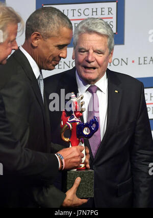 Baden-Baden, Allemagne. 25 mai, 2017. L'ancien président américain Barack Obama (g) reçoit le Deutscher Medienpreis 2016 (2016) du prix des médias allemands, avec l'ancien président allemand Joachim Gauck (r) qui a donné la laudation, à l'Astoria à Baden-Baden, Allemagne, 25 mai 2017. Photo : Uli Deck/dpa/Alamy Live News Banque D'Images