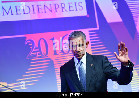 Baden-Baden, Allemagne. 25 mai, 2017. L'ancien président américain Barack Obama reçoit le Deutscher Medienpreis 2016 (2016) du prix des médias allemands à le Kongresszentrum à Baden-Baden, Allemagne, 25 mai 2017. Photo : Uwe Anspach/dpa/Alamy Live News Banque D'Images