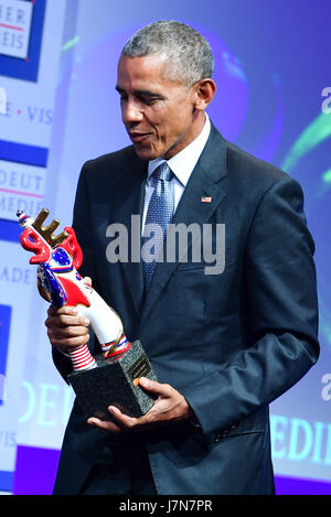 Baden-Baden, Allemagne. 25 mai, 2017. L'ancien président américain Barack Obama reçoit le Deutscher Medienpreis 2016 (2016) du prix des médias allemands à le Kongresszentrum à Baden-Baden, Allemagne, 25 mai 2017. Photo : Uwe Anspach/dpa/Alamy Live News Banque D'Images