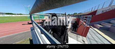 23 mai 2017 - Saint-Paul, Réunion, France - Mise en Œuvre de la NOVI (plan Orsec nombreuses victimes) à Saint-Paul ce matin, avec le GIGN de La Réunion de l'antenne et tous les acteurs de l'urgence et la sécurité publique. Scénario : attentats terroristes d'otages dans les bus publics à un stade, puis retrait de terroristes à l'intérieur du stade. Le GIGN les tempêtes de l'antenne et neutralise les terroristes. Crédit : Valérie Koch/ZUMA/Alamy Fil Live News Banque D'Images