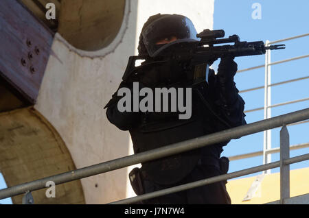 23 mai 2017 - Saint-Paul, Réunion, France - Mise en Œuvre de la NOVI (plan Orsec nombreuses victimes) à Saint-Paul ce matin, avec le GIGN de La Réunion de l'antenne et tous les acteurs de l'urgence et la sécurité publique. Scénario : attentats terroristes d'otages dans les bus publics à un stade, puis retrait de terroristes à l'intérieur du stade. Le GIGN les tempêtes de l'antenne et neutralise les terroristes. Crédit : Valérie Koch/ZUMA/Alamy Fil Live News Banque D'Images