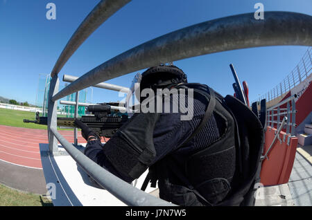 23 mai 2017 - Saint-Paul, Réunion, France - Mise en Œuvre de la NOVI (plan Orsec nombreuses victimes) à Saint-Paul ce matin, avec le GIGN de La Réunion de l'antenne et tous les acteurs de l'urgence et la sécurité publique. Scénario : attentats terroristes d'otages dans les bus publics à un stade, puis retrait de terroristes à l'intérieur du stade. Le GIGN les tempêtes de l'antenne et neutralise les terroristes. Crédit : Valérie Koch/ZUMA/Alamy Fil Live News Banque D'Images