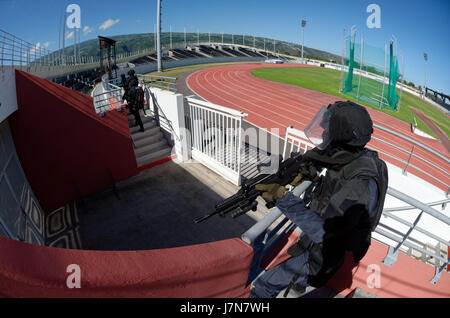 23 mai 2017 - Saint-Paul, Réunion, France - Mise en Œuvre de la NOVI (plan Orsec nombreuses victimes) à Saint-Paul ce matin, avec le GIGN de La Réunion de l'antenne et tous les acteurs de l'urgence et la sécurité publique. Scénario : attentats terroristes d'otages dans les bus publics à un stade, puis retrait de terroristes à l'intérieur du stade. Le GIGN les tempêtes de l'antenne et neutralise les terroristes. Crédit : Valérie Koch/ZUMA/Alamy Fil Live News Banque D'Images