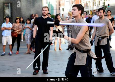 Madrid, Espagne. 25 mai 2017. Les fans de Star Wars la pratique de l'épée laser combat. Le 25 mai est la Journée de la fierté Geek, l'initiative est née en Espagne en 2006 comme ' Dia del orgullo friki" et se propager partout dans le monde via Internet. Credit : M. Ramirez / Alamy Live News Banque D'Images