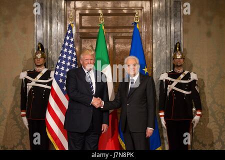 Le Président américain Donald Trump, serre la main du président italien Sergio Mattarella au cours de leur rencontre à Palais du Quirinal le 24 mai 2017 à Rome, Italie. Banque D'Images