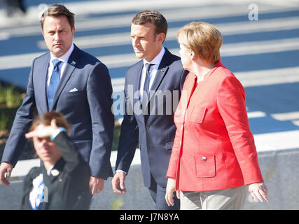 Bruxelles, Belgique. 25 mai, 2017. Le Premier Ministre du Luxembourg Xavier Bettel (L), le président français Emmanuel Macron (C) et la Chancelière allemande Angela Merkel à pied de participer à la cérémonie de passation du nouveau siège de l'OTAN au cours d'une journée de sommet de l'OTAN, à Bruxelles, Belgique, le 25 mai 2017. Credit : Ye Pingfan/Xinhua/Alamy Live News Banque D'Images