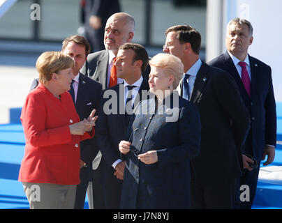 Bruxelles, Belgique. 25 mai, 2017. La chancelière allemande Angela Merkel, le Premier Ministre du Luxembourg Xavier Bettel, le premier ministre albanais Edi Rama, le président français, Emmanuel Macron, Président de la Lituanie, Dalia Grybauskaite, Premier ministre néerlandais Mark Rutte et le Premier ministre hongrois, Viktor Orban (de G à D) parler au cours de air show lors de la cérémonie de remise du nouveau siège de l'OTAN au cours d'une journée de sommet de l'OTAN, à Bruxelles, Belgique, le 25 mai 2017. Credit : Ye Pingfan/Xinhua/Alamy Live News Banque D'Images