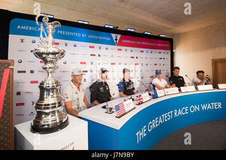 Les Bermudes. 25 mai, 2017. Timoniers, Jimmy Spithill, Oracle Team USA, Sir Ben Ainslie, Land Rover BAR (UK), Peter Burling, Emirates Team New Zealand, Nathan Outteridge, Artemis Racing, l'équipe de Dean Barker, Softbank au Japon et Franck Cammas, Groupama le Team France. 35e America's Cup conférence de presse d'ouverture. America's Cup Village, les Bermudes. 25/5/2017 Crédit : Chris Cameron/Alamy Live News Banque D'Images