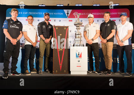 Les Bermudes. 25 mai, 2017. Timoniers (de gauche à droite) Peter Burling, Emirates Team New Zealand, Franck Cammas, Groupama le Team France, Sir Ben Ainslie, Land Rover BAR (UK), Jimmy Spithill, Oracle Team USA, l'équipe de Dean Barker, Softbank au Japon et Nathan Outteridge, Artemis Racing. 35e America's Cup conférence de presse d'ouverture. America's Cup Village, les Bermudes. 25/5/2017 Crédit : Chris Cameron/Alamy Live News Banque D'Images