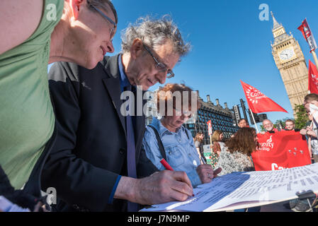 Londres, Royaume-Uni. 25 mai 2017. Piers Corbyn, le frère aîné de Jeremy, signe la déclaration sur le logement à la hache la Loi sur le logement de protestation à faire du logement un enjeu électoral, qui demande à celui qui forme le nouveau gouvernement de fournir des maisons convenable, sécuritaire et de contrôle des loyers pour tous. Ils ont présenté une déclaration électorale pour les gens à signer à un rassemblement à la place du Parlement qu'ils ont ensuite pris à Downing St Peter Marshall/Alamy Live News Banque D'Images