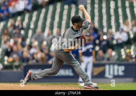 Milwaukee, WI, USA. 25 mai, 2017. Le lanceur partant Arizona Diamondbacks Robbie Ray # 38 offre un emplacement dans le jeu de la Ligue Majeure de Baseball entre les Milwaukee Brewers et l'Arizona Diamondbacks au Miller Park de Milwaukee, WI. John Fisher/CSM/Alamy Live News Banque D'Images