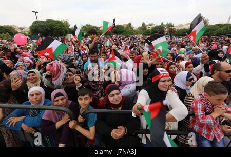 Amman, Jordanie. 25 mai, 2017. Les jordaniens participent à la célébration de la Journée de l'indépendance à Amman, Jordanie, le 25 mai 2017. Des centaines de Jordaniens ont manifesté jeudi à Amman pour célébrer le 71ème anniversaire du pays de l'indépendance. Credit : Mohammad Abu Ghosh/Xinhua/Alamy Live News Banque D'Images