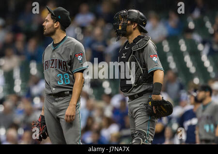 Milwaukee, WI, USA. 25 mai, 2017. Le lanceur partant Arizona Diamondbacks Robbie Ray # 38 et Arizona Diamondbacks catcher Jeff Mathis # 2 regarder l'écran pendant un replay dans le défi principal Ligue base-ball match entre les Milwaukee Brewers et l'Arizona Diamondbacks au Miller Park de Milwaukee, WI. John Fisher/CSM/Alamy Live News Banque D'Images