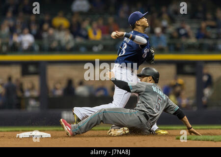 Milwaukee, WI, USA. 25 mai, 2017. L'arrêt-court des Milwaukee Brewers Orlando Arcia # 3 tours un double jeu comme voltigeur de droite Arizona Diamondbacks Gregor Blanco # 5 glisse dans la deuxième base au cours de la partie de baseball de ligue majeure entre les Milwaukee Brewers et l'Arizona Diamondbacks au Miller Park de Milwaukee, WI. John Fisher/CSM/Alamy Live News Banque D'Images