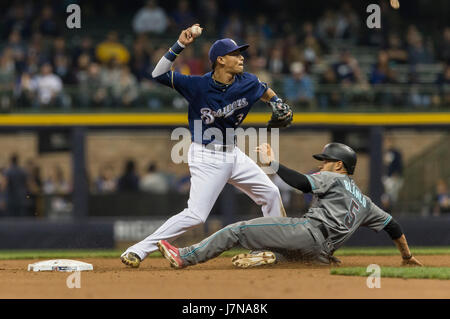 Milwaukee, WI, USA. 25 mai, 2017. L'arrêt-court des Milwaukee Brewers Orlando Arcia # 3 tours un double jeu comme voltigeur de droite Arizona Diamondbacks Gregor Blanco # 5 glisse dans la deuxième base au cours de la partie de baseball de ligue majeure entre les Milwaukee Brewers et l'Arizona Diamondbacks au Miller Park de Milwaukee, WI. John Fisher/CSM/Alamy Live News Banque D'Images