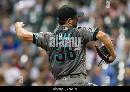 Milwaukee, WI, USA. 25 mai, 2017. Le lanceur partant Arizona Diamondbacks Robbie Ray # 38 offre un emplacement dans le jeu de la Ligue Majeure de Baseball entre les Milwaukee Brewers et l'Arizona Diamondbacks au Miller Park de Milwaukee, WI. John Fisher/CSM/Alamy Live News Banque D'Images