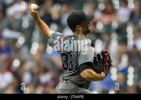 Milwaukee, WI, USA. 25 mai, 2017. Le lanceur partant Arizona Diamondbacks Robbie Ray # 38 offre un emplacement dans le jeu de la Ligue Majeure de Baseball entre les Milwaukee Brewers et l'Arizona Diamondbacks au Miller Park de Milwaukee, WI. John Fisher/CSM/Alamy Live News Banque D'Images