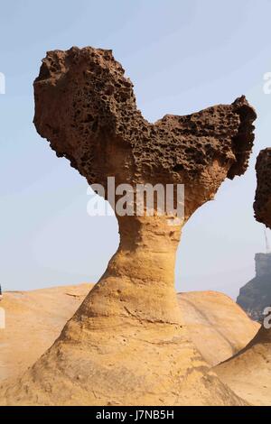 Nouveau Taipei, New Taipei. 2 mai, 2017. Nouveau Taipei, Chine-Mai 2 2017 : (usage éditorial uniquement. Chine OUT) .Yehliu Geopark est célèbre pour son paysage de l'érosion de la mer à New Taipei, Taiwan de la Chine du sud-est, May 2nd, 2017. Hoodoo diverses pierres peuvent être vus dans le parc.Un certain nombre de formations rocheuses ont été donnés des noms d'imagination en fonction de leurs formes. Le plus connu est le ''Queen's Head'', une image emblématique à Taiwan et un emblème officieux de la ville de Wanli. Autres formations : le ''Fairy Shoe'', ''la ruche'', le ''Ginger Rocks'', et le ''Sea' (bougies Image Crédit : © SIPA Asie Banque D'Images