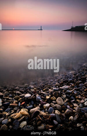 Sunderland, 26 mai 2017. Le soleil se leva comme une boule de feu sur Roker leuchtturm à Sunderland ce matin, promettant encore une autre journée chaude (c) Crédit : Paul Swinney/Alamy Live News Banque D'Images