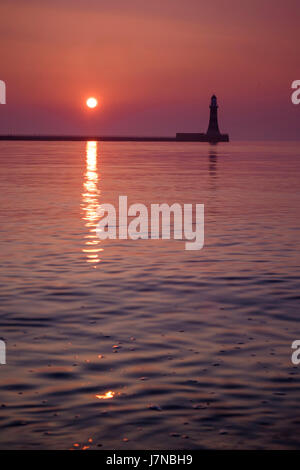 Sunderland, 26 mai 2017. Le soleil s'est levé comme une boule de feu sur roker leuchtturm à Sunderland ce matin, promettant encore une autre journée chaude (c) Crédit : Paul swinney/Alamy live news Banque D'Images