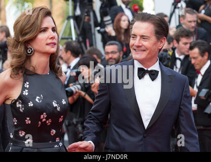 Cannes, France. 25 mai, 2017. L'acteur américain Kyle MacLachlan et sa femme Desiree Gruber posent sur le tapis rouge pour la projection des nouveaux épisodes de "Twin Peak' annuel lors de la 70e édition du Festival de Cannes au Palais des Festivals de Cannes, France, le 25 mai 2017. Credit : Xu Jinquan/Xinhua/Alamy Live News Banque D'Images