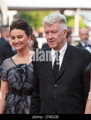 Cannes, France. 25 mai, 2017. David Lynch directeur nous (R) et sa femme Emily Stofle posent sur le tapis rouge pour la projection des nouveaux épisodes de "Twin Peak' annuel lors de la 70e édition du Festival de Cannes au Palais des Festivals de Cannes, France, le 25 mai 2017. Credit : Xu Jinquan/Xinhua/Alamy Live News Banque D'Images