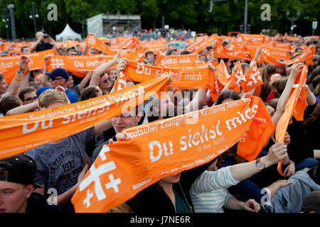 Simon becker / le pictorium - Église évangélique allemande (2017) de l'Assemblée kirchentag à Berlin - 25/05/2017 - Allemagne / Berlin / Berlin - l'allemand un groupe capella gars sage de donner un concert au cours de la 2017 à l'ouverture de la porte de Brandebourg à Berlin Banque D'Images