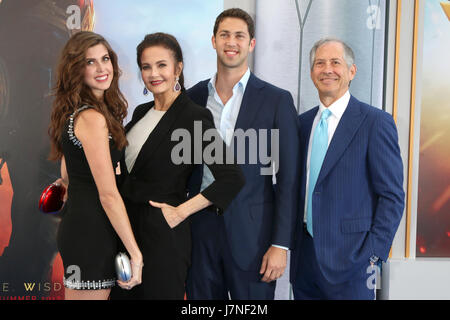 Los Angeles, CA, USA. 25 mai, 2017. LOS ANGELES - le 25 mai : Jessica Altman, Lynda Carter, James Robert Altman, UN Altman au ''Wonder Woman'' Los Angeles Premiere au Pantages Theatre le 25 mai 2017 à Los Angeles, CA : Crédit Kay Blake/ZUMA/Alamy Fil Live News Banque D'Images