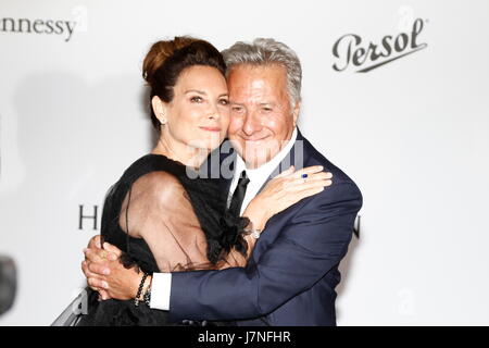 Cannes, France. 25 mai, 2017. Dustin Hoffman et Lisa Hoffman arrivent à l'amfAR lors du Gala annuel de la 70e édition du Festival de Cannes à l'hôtel du Cap Eden-Roc, Cap d'Antibes, France, le 25 mai 2017. Photo : Hubert Boesl Photo : Hubert Boesl/dpa/Alamy Live News Banque D'Images