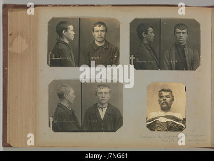 Cet album présente une série de photographies de scènes de crime de Paris, attribuées au policier et criminaliste français Alphonse Bertillon. Bertillon, connu pour avoir développé le système d'identification des criminels par anthropométrie, a capturé ces images dans le cadre des premières enquêtes médico-légales à la fin du XIXe siècle. Banque D'Images