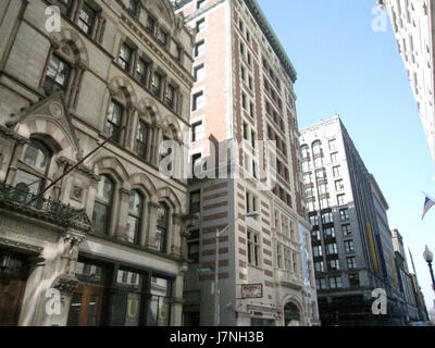 Cette image de 2012 montre le bâtiment YMCU situé sur Boylston Street à Boston, Massachusetts, mettant en évidence une zone urbaine importante et une partie du développement de cityÂ€™s. Banque D'Images