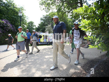 La République d'Irlande Shane Lowry passe devant un fourgon de police au cours de la première journée de la 2017 BMW PGA Championship à Wentworth Golf Club, Surrey. Banque D'Images