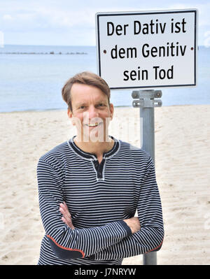 Une référence à Bastian Sick, probablement liée à son travail de linguiste, en particulier dans le domaine de la langue allemande et de la grammaire. Banque D'Images