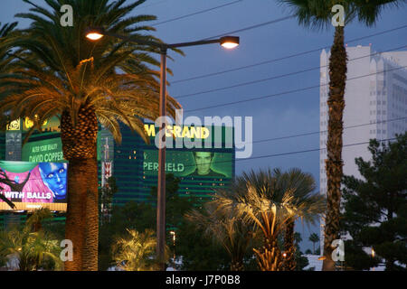 Cette image capture la vibrante nuit tombée le 5 octobre 2012 le long de South Las Vegas Boulevard dans le Nevada. Il montre l'énergie et l'éclairage qui caractérisent le Strip de Las Vegas après la tombée de la nuit. Banque D'Images