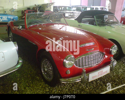 L'Austin Healey 3000, produite entre 1959 et 1968, est une voiture de sport britannique connue pour son design élégant et ses performances puissantes. Elle est devenue un symbole de la culture automobile britannique des années 1960 et reste aujourd'hui une voiture de collection recherchée. Banque D'Images