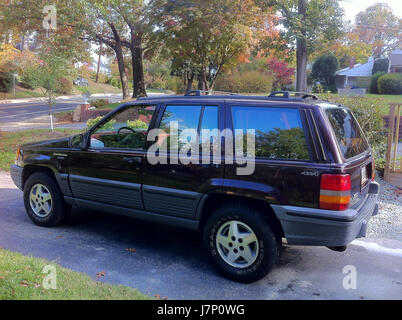 1993 Jeep Grand Cherokee Laredo Blackberry avec intérieur rouge 19 Banque D'Images