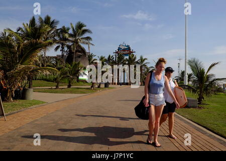 Deux jeunes femmes à pied de la plage pour profiter du beau temps d'automne à Durban sur la côte Est de l'Afrique du Sud. Banque D'Images