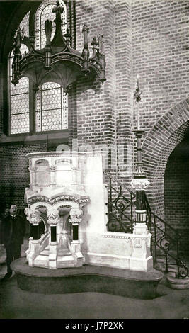 L'église de la Visitation à Sucha Beskidzka, avec une chaire importante (ambo) dans le cadre de son patrimoine religieux et architectural. Banque D'Images