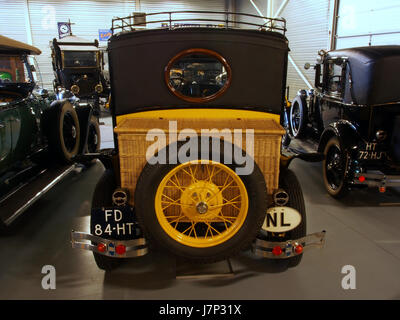 Photographie en noir et blanc d'une Ford A Landaulette de 1928, modèle automobile du début du XXe siècle. Le véhicule est représenté dans un design classique, représentant le style automobile de son époque. Banque D'Images