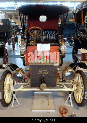 La Ford N Runabout de 1906 était une automobile compacte produite par la Ford Motor Company. Ce véhicule faisait partie des efforts initiaux de Ford pour rendre les automobiles plus abordables pour le public et a joué un rôle dans les débuts de l'histoire des voitures produites en série. Banque D'Images