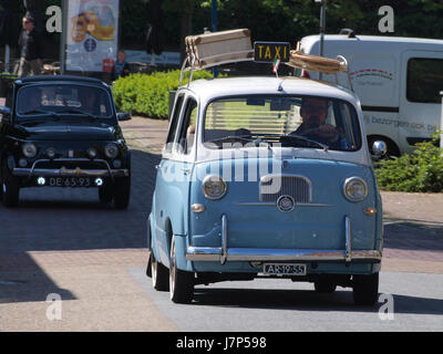 Ceci fait référence à une photographie d'un taxi FIAT Multipla de 1957 aux côtés d'une FIAT 500, mettant en vedette deux véhicules italiens emblématiques du milieu du XXe siècle. Ces modèles étaient remarquables pour leur conception et leur influence dans l'industrie automobile. Banque D'Images