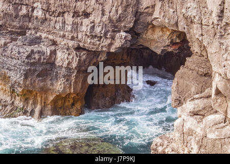 Grotte dans la mer Boca do Inferno, Cascais, Portugal Banque D'Images