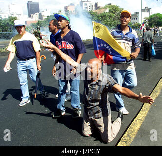Un homme crie au cours d'affrontements à Caracas le 11 avril 2002. Au moins dix personnes ont été tuées et plus de 80 blessés dans une fusillade a éclaté au cours de la messe Banque D'Images
