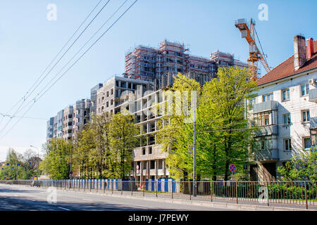 Construction d'un bâtiment moderne de plusieurs étages du bâtiment résidentiel sur sunny day Banque D'Images