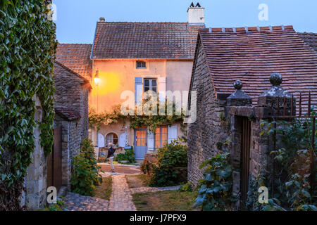 France, Côte d'Or, Bourgogne, Châteauneuf en Auxois, ou Châteauneuf, les plus Beaux villages de France, dans le village en soirée Banque D'Images