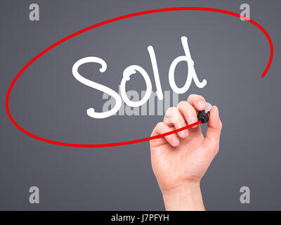 La main de l'homme vendu avec marqueur noir sur l'écran visuel. Isolé sur fond. Le commerce, la technologie, internet concept. Stock Photo Banque D'Images