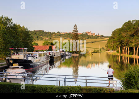 France, Côte d'Or, Vandenesse-en-Auxois, le canal de Bourgogne, le port fluvial et Châteauneuf-en-Auxois sont loin Banque D'Images