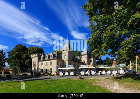 France, Creuse, Lac de Vassivière, Beaumont du Lac, Ile de Vassivière, le château et le train touristique Banque D'Images